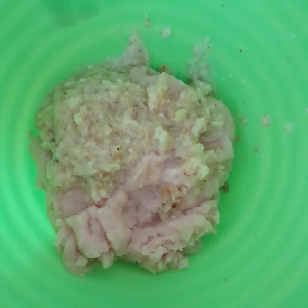 Pertama haluskan dada ayam dan bawang putih, sisihkan.
