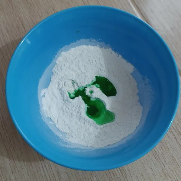 Masukkan air sedikit atau perlahan saja sambil terus diaduk rata dengan tepung.