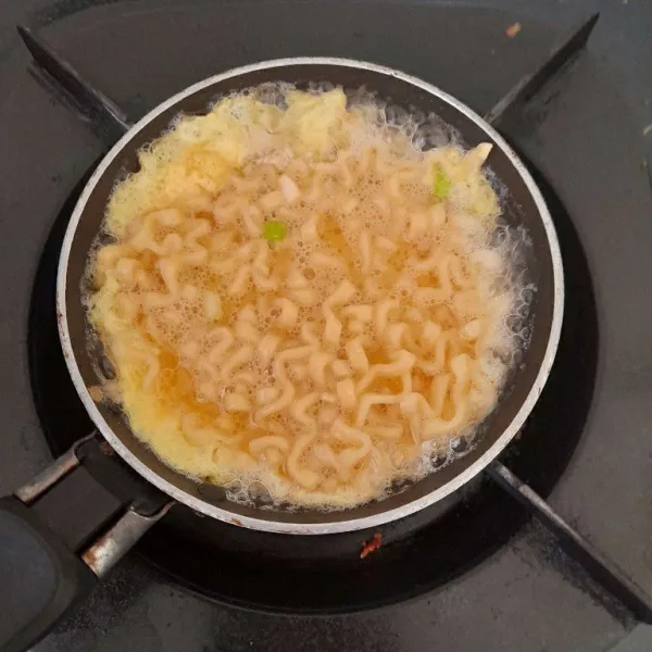 Goreng pada teflon hingga kecoklatan, lalu balik bagian atasnya, masak hingga telur matang.