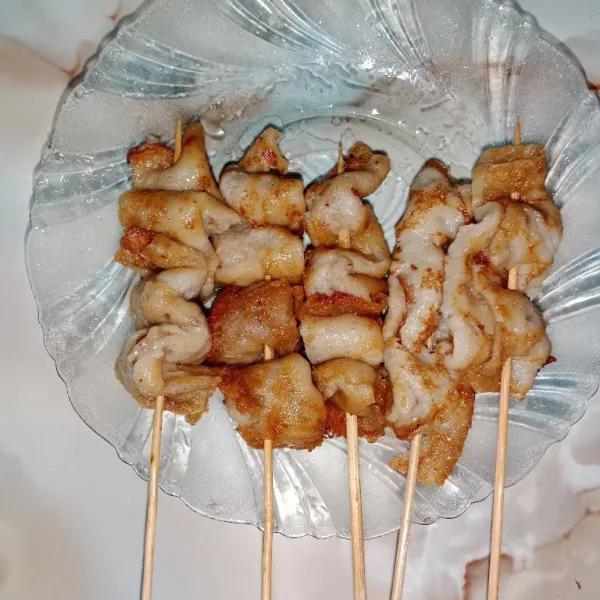 Tusuk menggunakan tusuk sate.