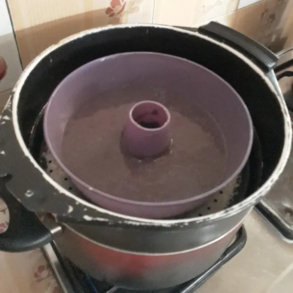 Kukus di dalam kukusan yang sudah dipanaskan. Tutup dengan tutup yang diikat dengan kain selama 40 menit. Tunggu hingga tidak terlalu panas lalu keluarkan dari loyang dan sajikan.