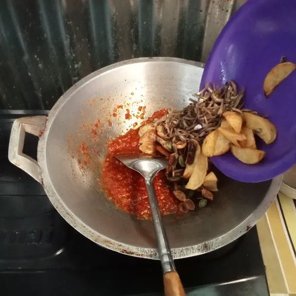 Masukkan bahan yang sudah digoreng tadi, aduk -aduk sampai tercampur merata, sajikan.