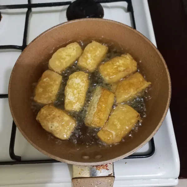 Goreng hingga tahu matang kecoklatan, tiriskan.