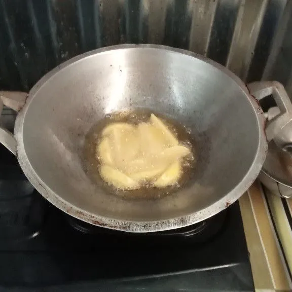 Panaskan minyak lalu goreng kentang, Pete, jengkol, teri, sampai matang secara bergantian, tiriskan.