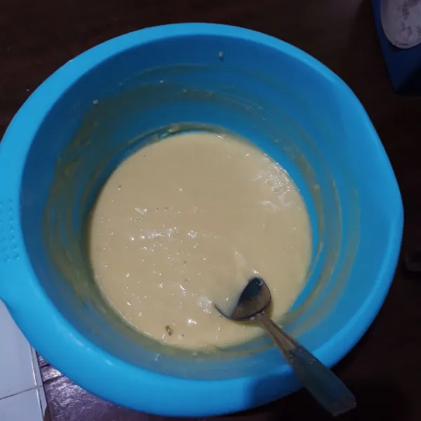 Tambahkan telur dan air, aduk hingga gula larut.