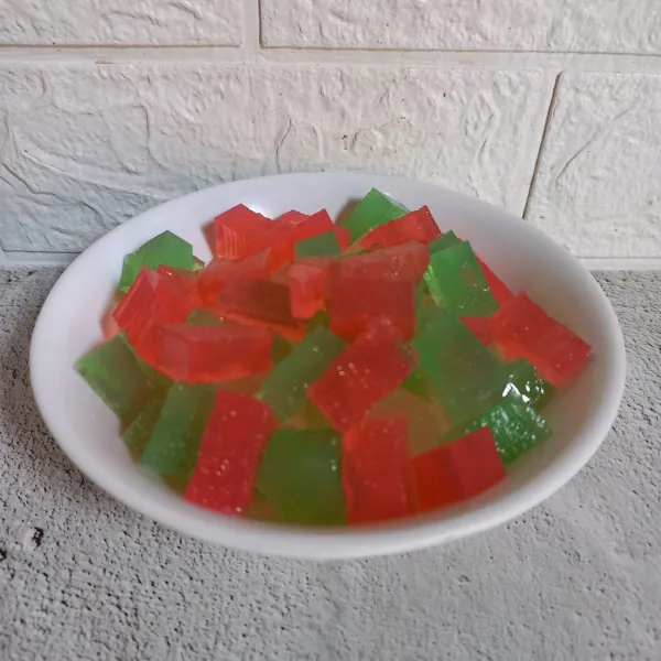 Masukkan es batu dan potongan agar-agar ke dalam mangkok.