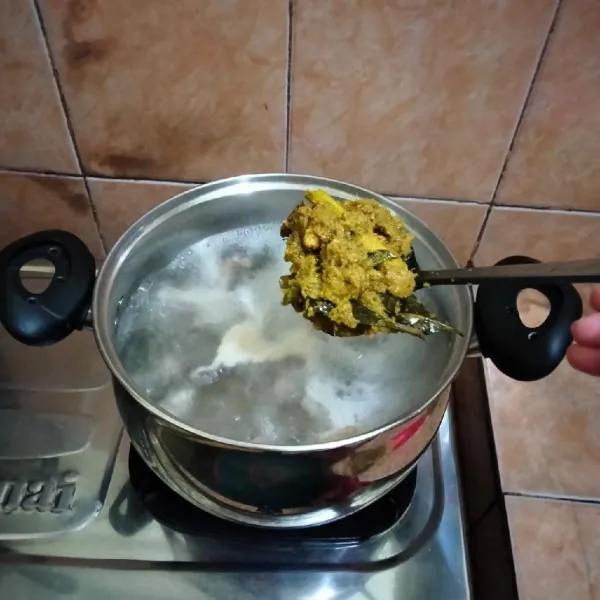 Rebus daging hingga empuk,lalu masukkan bumbu halus yang sudah di tumis tadi aduk rata.