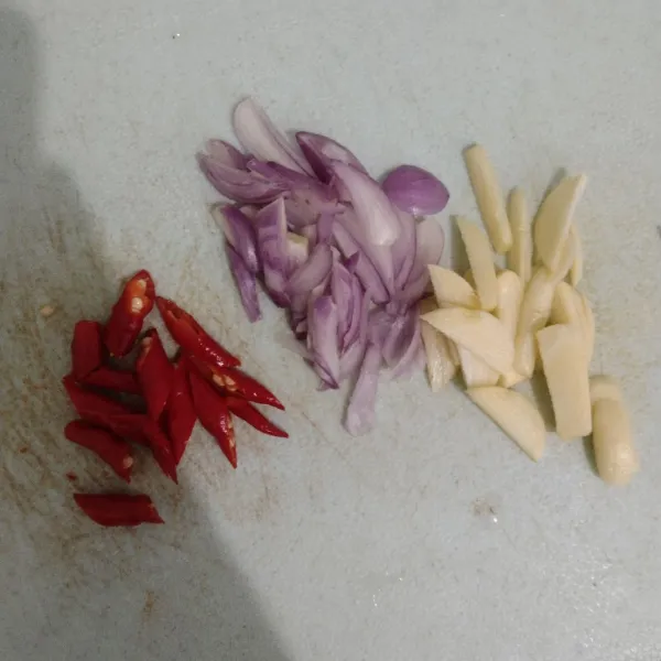 Iris bawang merah, bawang putih dan cabe.
