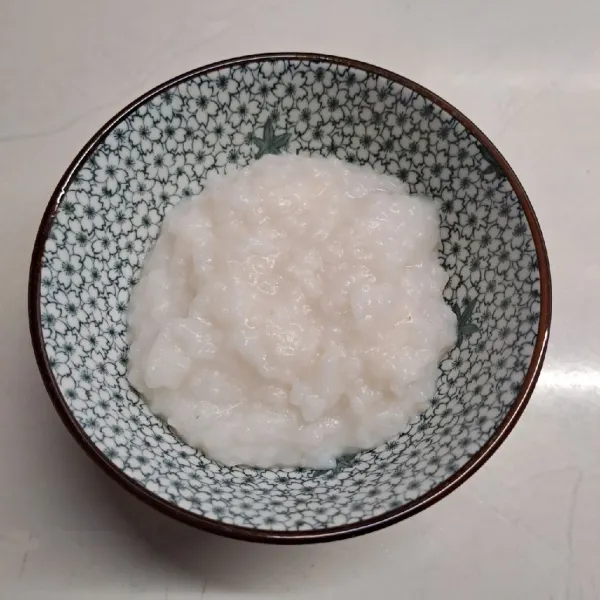 Jika bubur sudah matang, bagi adonan bubur ke beberapa mangkok. Sisihkan.