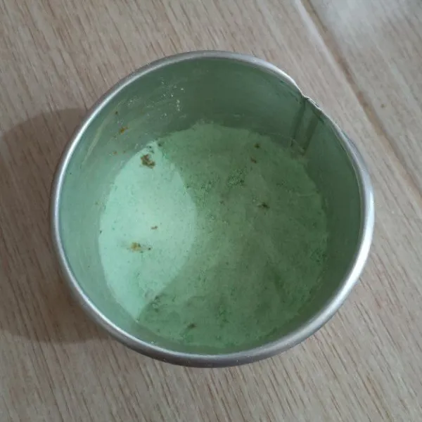 Lalu tutup lagi dengan tepung beras dan tekan padatkan dengan jempol. Masukkan ke dalam langseng dan panggang hingga kering dan gula merah mencair.