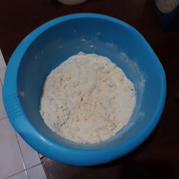 Campurkan terigu, gula, ragi dan tape, aduk hingga rata.