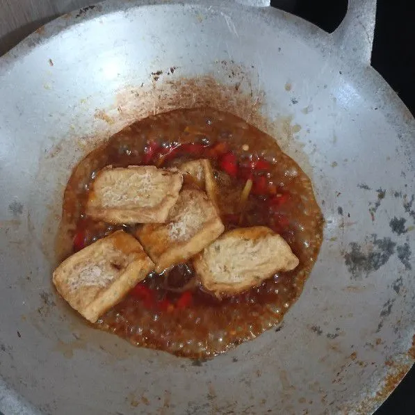 Masukkan tahu yang sudah digoreng.