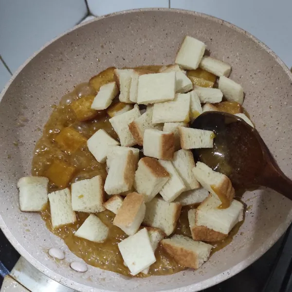 masukkan roti tawar, aduk rata.