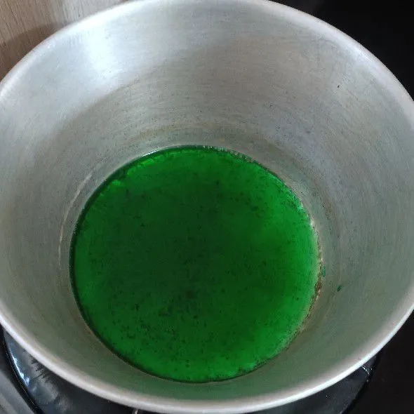 Rebus air dengan pasta pandan sehingga mendidih.