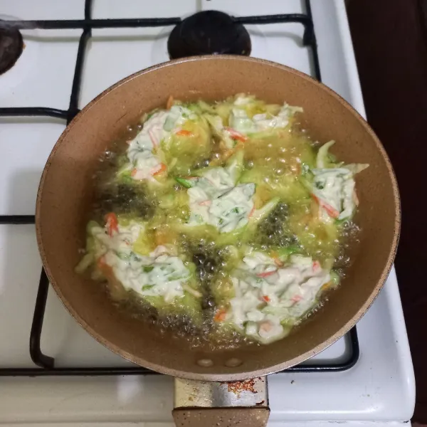 Panaskan minyak goreng, tuang adonan ke dalamnya.