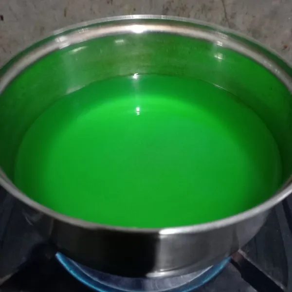 Masak semua bahan agar-agar hijau sampai mendidih. Kemudian tuang pada cetakan. Tunggu sampai mengeras.