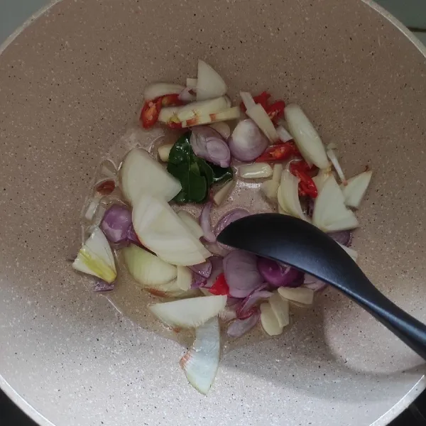 tumis bawang bombay, bawang merah, bawang putih, cabe rawit dan daun jeruk. masak sampai wangi.