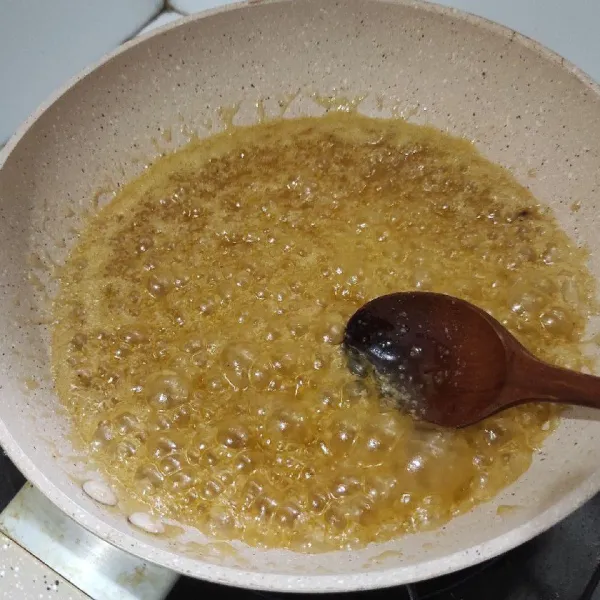 masak sampai mengental dan berwarna cokelat gelap.