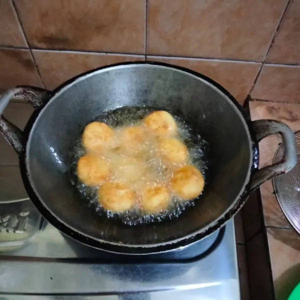 Panaskan minyak goreng, kemudian goreng sampai kuning keemasan.