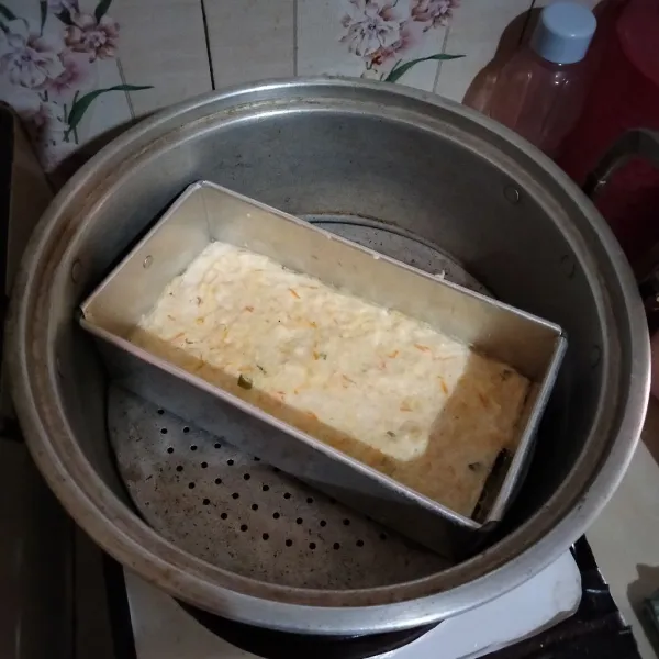 Panaskan kukusan, kukus selama 30 menit. Jangan lupa beri kain pada tutupnya. Biarkan dingin.