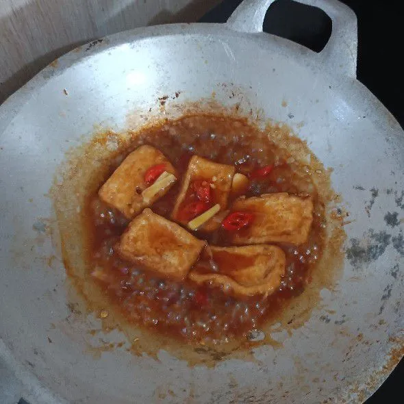Ulet merata tahu dengan bumbu kuah.