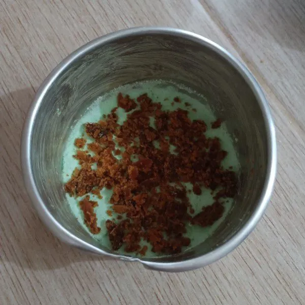 Masukkan gula merah ke atas tepung beras.