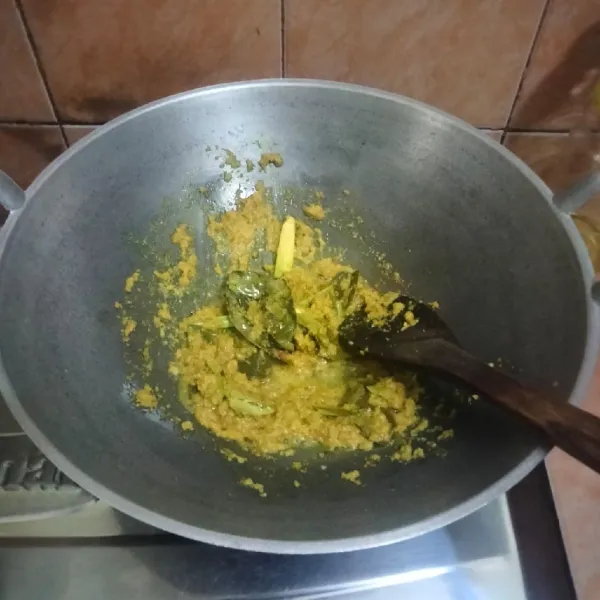 Tumis bumbu halus dan bumbu rempah hingga harum dan matang, kemudian sisihkan.