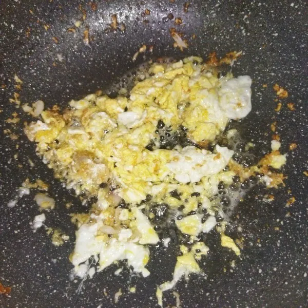 Tumis bawang merah dan bawang putih hingga harum, masukkan telur, buat orak-arik.