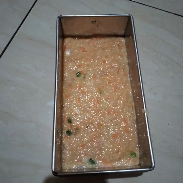 Olesi cetakan dengan minyak goreng lalu tuang adonan.
