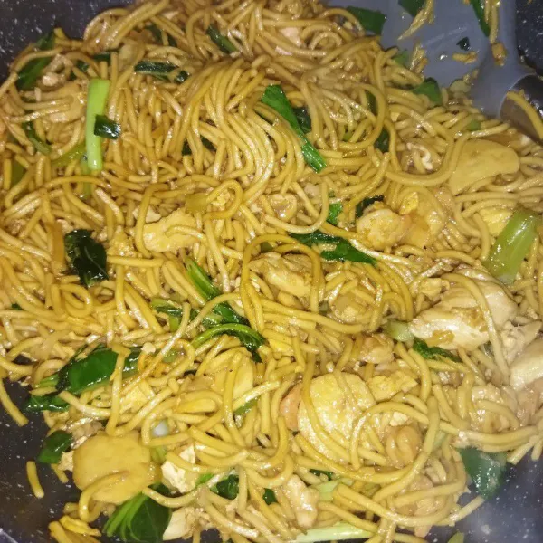 Lalu masukkan mie, aduk hingga bumbu tercampur rata, koreksi rasanya, lalu sajikan dengan acar sayur.