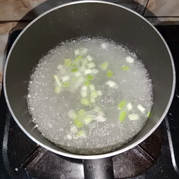 Dalam panci didihkan air, bawang putih, lada, kaldu bubuk minyak wijen dan daun bawang, koreksi rasa.