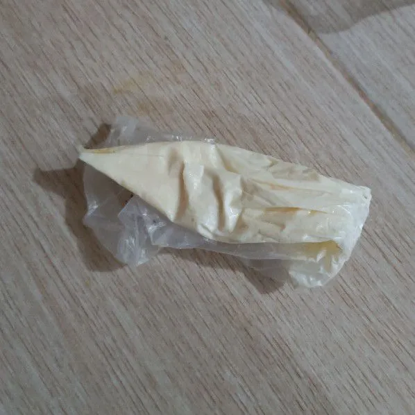 Campur cream cheese dengan gula halus sampai solid, masukkan di plastik segitiga