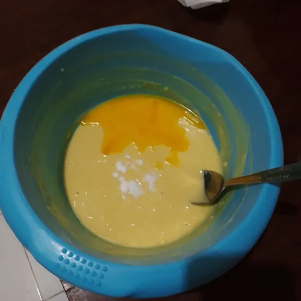 Tambahkan margarin, garam dan soda kue.