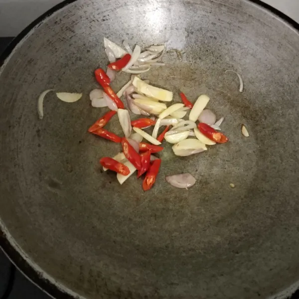 Tumis bawang merah, bawang putih dan cabe hingga harum dan layu.