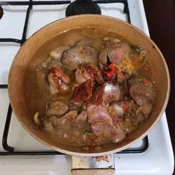 Tambahkan garam, kecap manis dan gula merah.