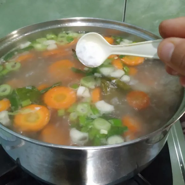 Tambahkan potongan daun bawang dan seledri, beri garam, penyedap rasa dan gula pasir.