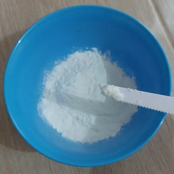 Masukkan tepung terigu dan tepung beras dalam mangkok. Lalu tambahkan garam.
