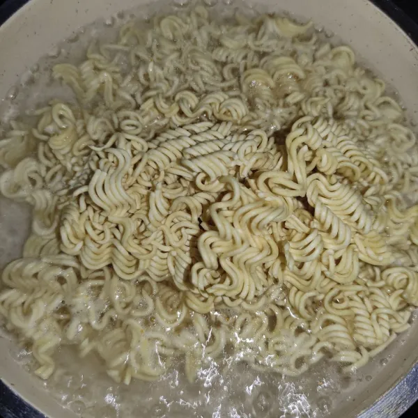 Rebus mie sampai lembut, lalu tiriskan.