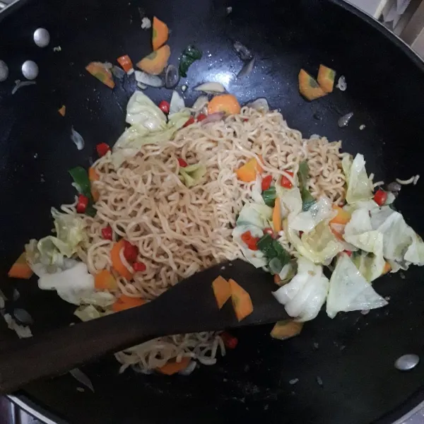 Tambahkan garam, kaldu jamur dan merica. Masukkan mie, aduk rata.