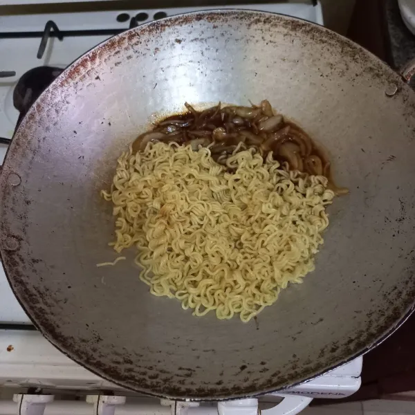 Masukkan mie yang telah direbus, aduk rata.