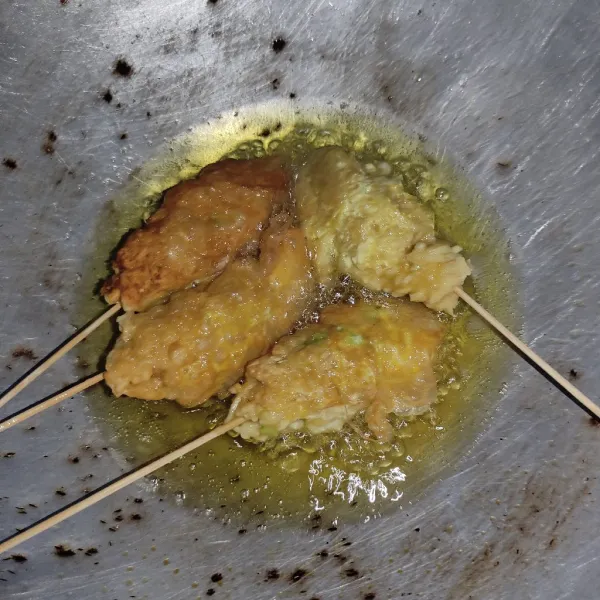 Kemudian panaskan minyak dan goreng sampai berubah warna keemasan, lalu tiriskan dan sajikan selagi hangat.