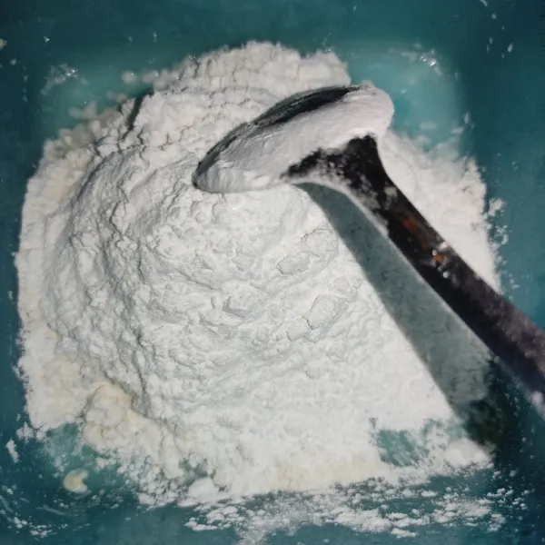 Kemudian masukkan tepung terigu dan tepung beras ke dalam wadah.