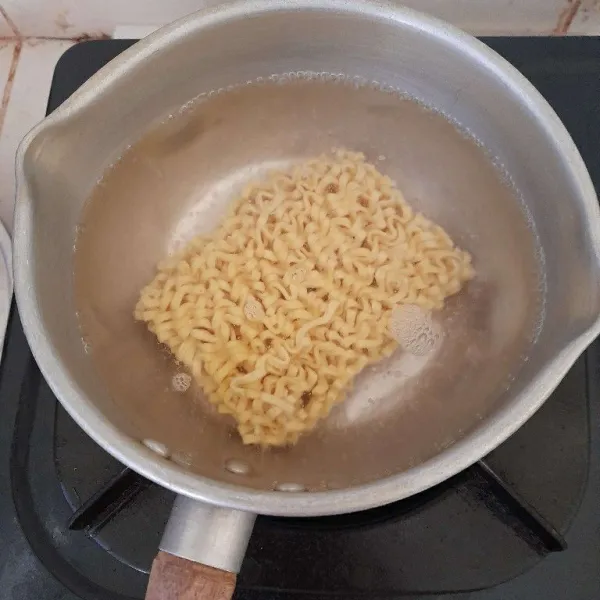 Rebus mie hingga matang lalu tiriskan.