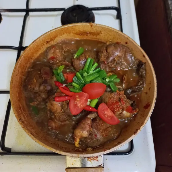 Masukkan irisan bawang daun, tomat dan cabe rawit utuh.