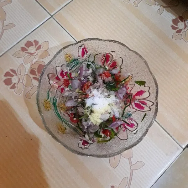 Tambahkan garam, kaldu bubuk, gula pasir, dan terasi. Aduk rata.
