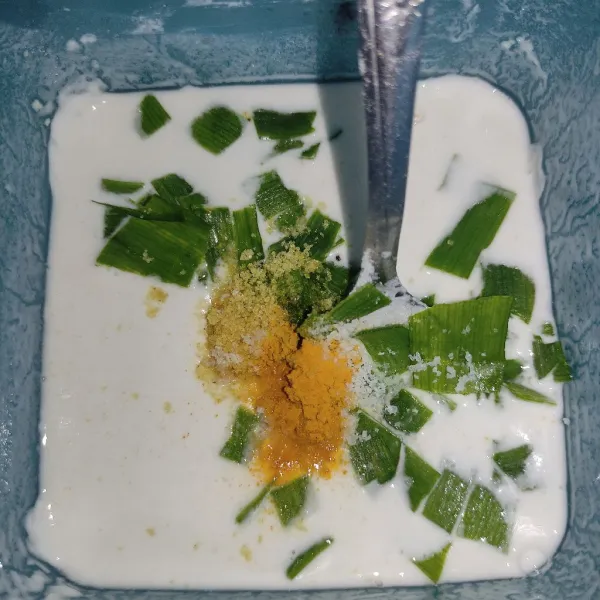 Kemudian masukkan kunyit bubuk, lada, kaldu dan garam halus, lalu aduk.