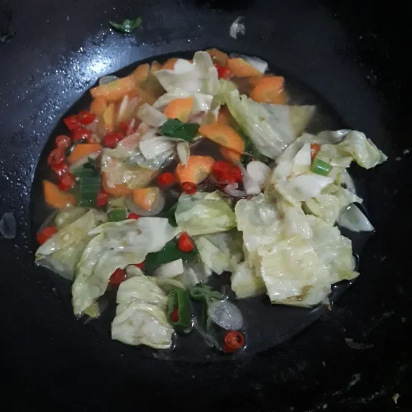 Masukkan sayuran. Tambahkan sedikit air. Masak sampai sayuran layu.