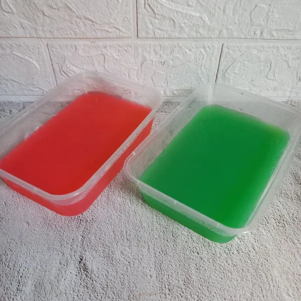 Potong-potong agar-agar merah dan hijau.