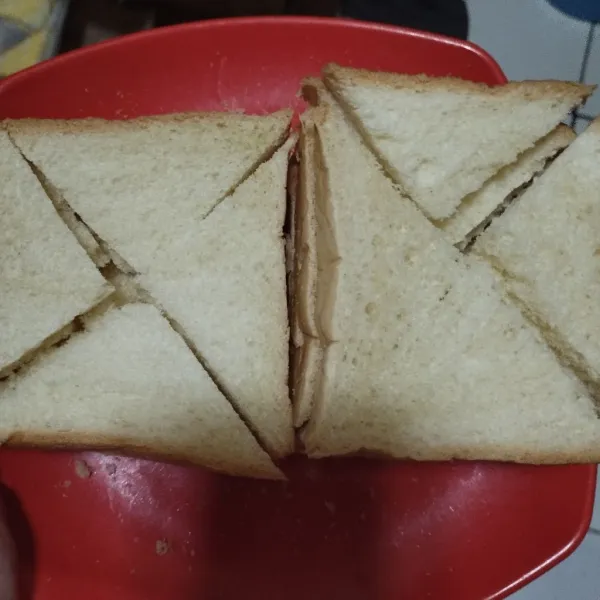 Potong potong roti tawar,1 lembar jadi 4 bagian sama rata.