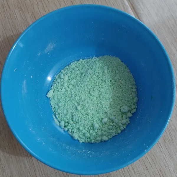 Aduk hingga warnanya menyatu dengan tepung.